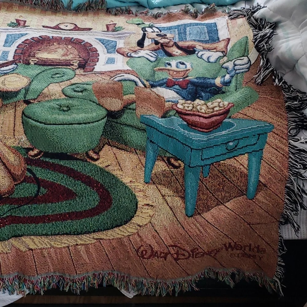 Walt Disney World Mickey's Holiday Gathering Woven Knit Throw 60X50